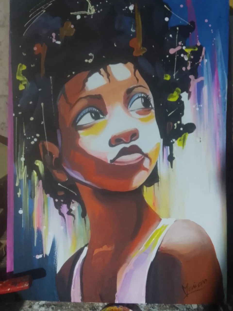 Peinture originale : portrait d'une jeune femme au regard levé avec éclaboussures de couleurs
