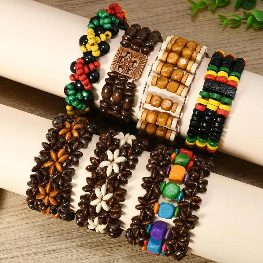 Sept bracelets en perles de bois aux motifs floraux et colorés