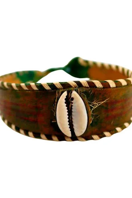 Bracelet brun bordé d'un laçage clair et orné d'un cauri